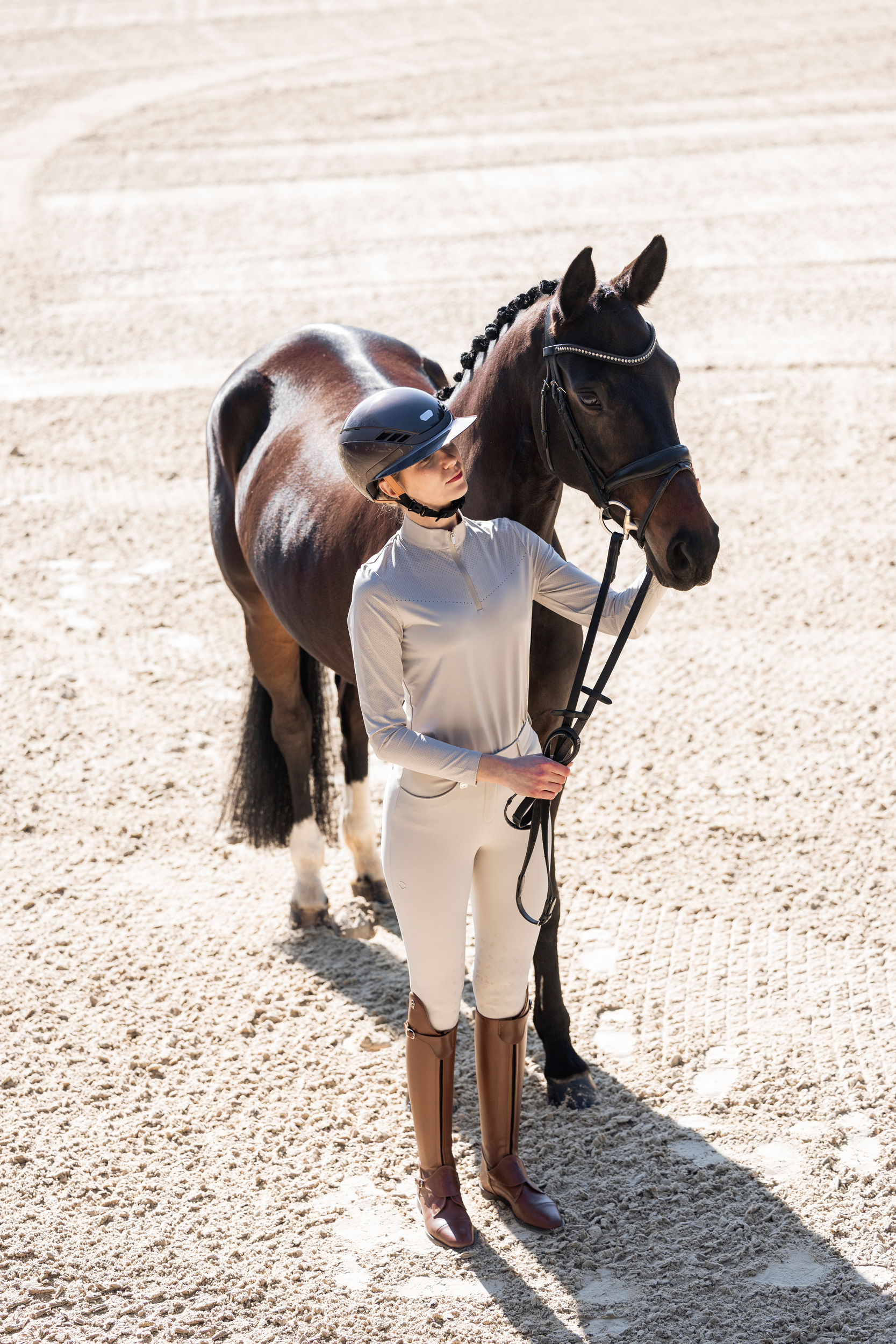 Reiterin, Pferd, Reithelm, Reitoutfit, Pferd mit Sattel