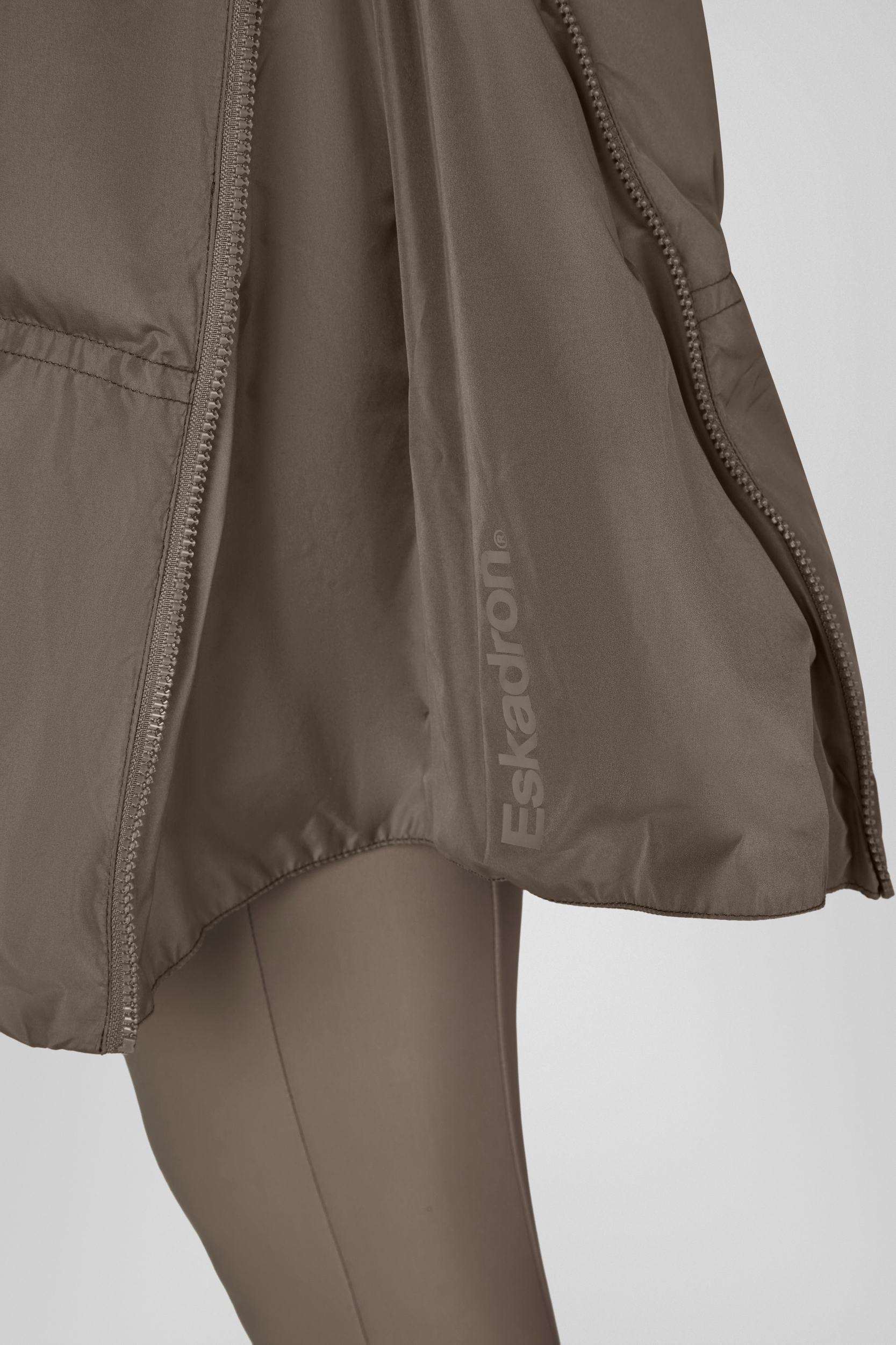 jacke, puffer, Reißverschluss, Logo, grau, Mantel?, Regenjacke, Reißverschluss, Nylon, seitlich gedrucktes Logo, untere Jackenhänge