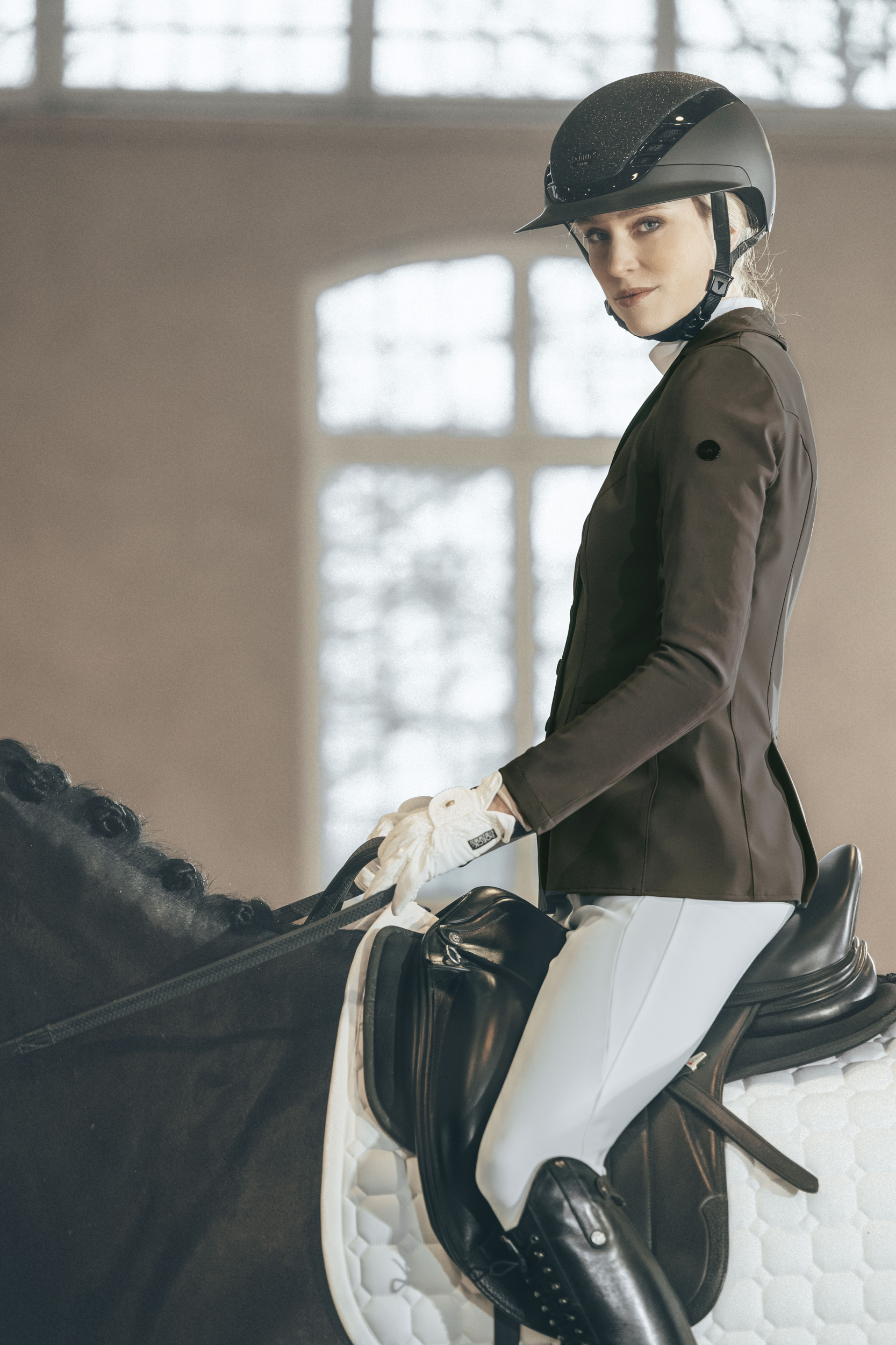 Reitbekleidung, Rennrad?, Reithelm, Reitjacke, Reitstiefel?, Reithelm, Reiterjacke, Reitpferd, Reitstiefel, Reitausrüstung, reiterjacke, reitsportjacke, helm, reithandschuhe, sattelzubehör